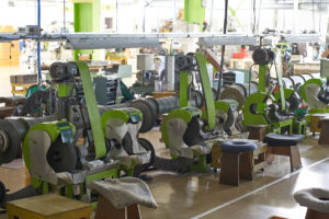 プロ用理美容はさみ国内生産本数No.1を誇る新潟県燕市のシゲル工業の約100の工程に及ぶ製造現場