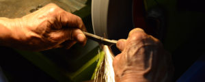 昭和51年創業のシゲル工業は、ひとつのナットづくりから始まり、現在は美容鋏をはじめとする製品づくりをおこなっております。