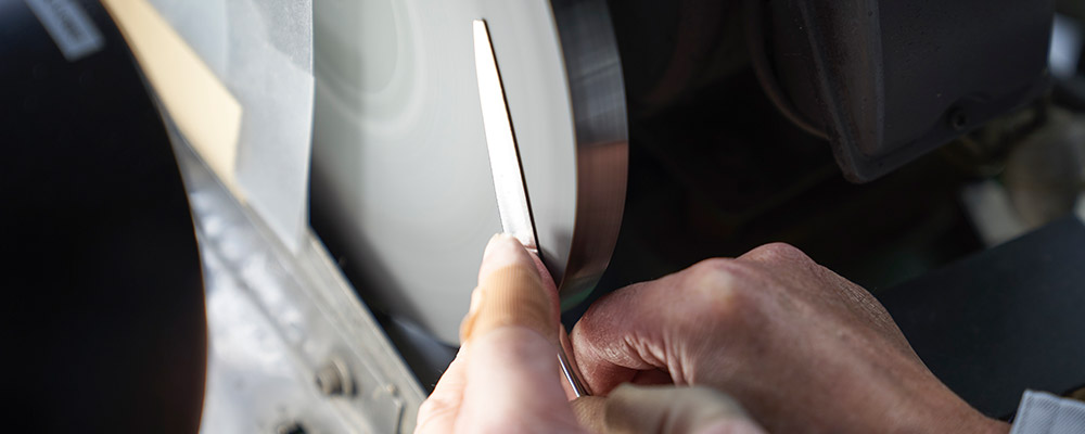 昭和51年創業のシゲル工業は、ひとつのナットづくりから始まり、現在は美容鋏をはじめとする製品づくりをおこなっております。